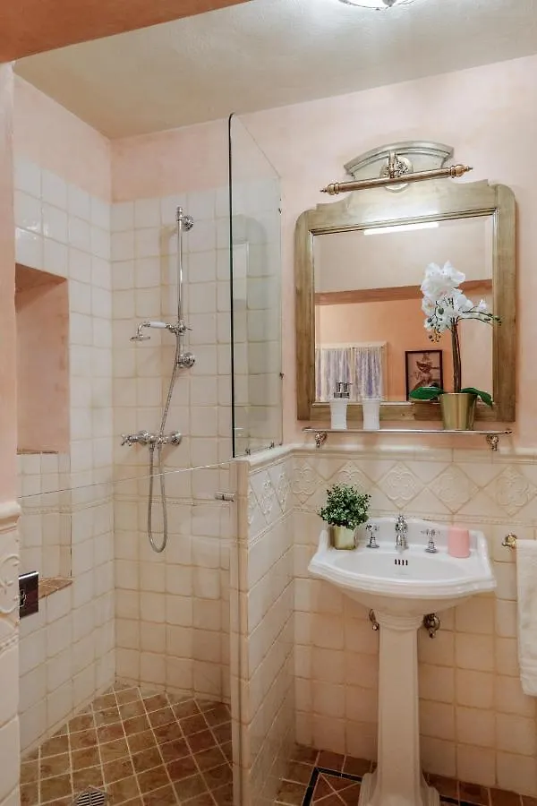 Casa Kathy, Smart And Convenient Luxury 2 Bedrooms Apartment Inside The City Walls Lucca