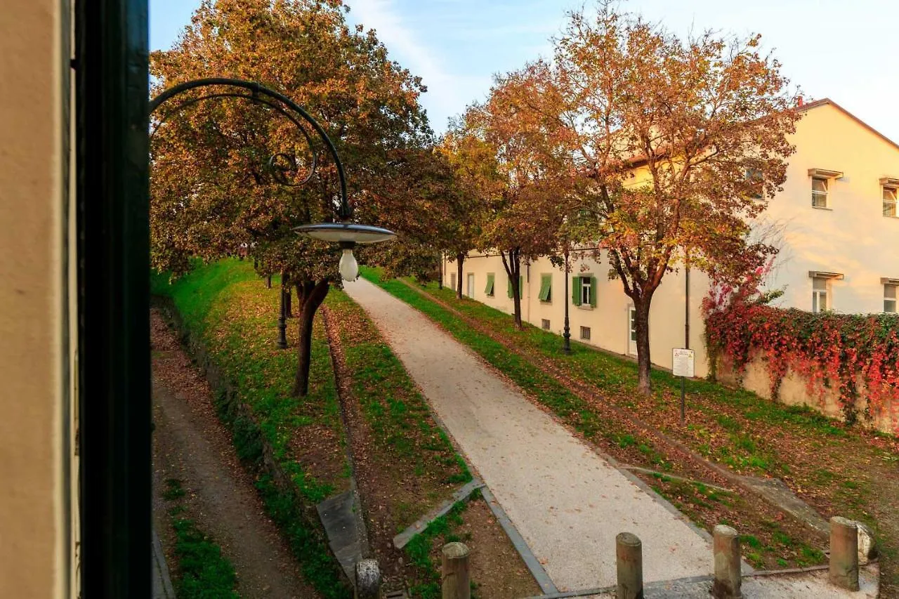 Casa Kathy, Smart And Convenient Luxury 2 Bedrooms Apartment Inside The City Walls Lucca